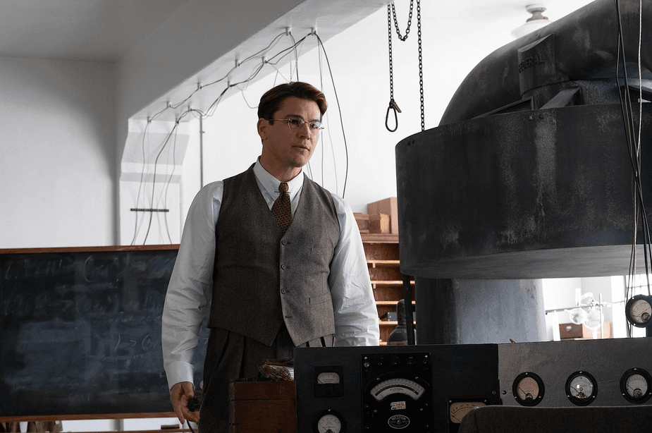 Nhà khoa học hạt nhân Ernest Lawrence (do diễn viên Josh Hartnett thủ vai) luôn thách thức ông Oppenheimer về khái niệm khoa học lý thuyết chỉ có thể đi xa đến thế, trong phim “Oppenheimer.” (Ảnh: Universal Pictures)