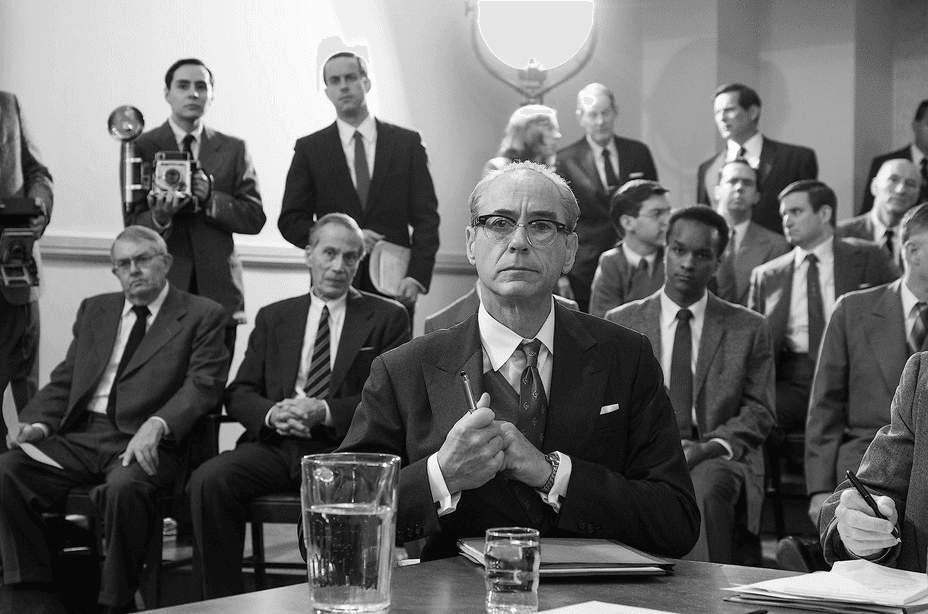 Chuẩn đô đốc Lewis Strauss (do diễn viên Robert Downey Jr. thủ vai, ngồi tại hàng ghế C) tại một phiên điều trần xác nhận của Thượng viện, trong phim “Oppenheimer.” (Ảnh: Universal Pictures)