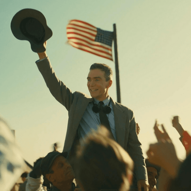 Nhà vật lý J.R. Oppenheimer (do diễn viên Cillian Murphy thủ vai) đã ăn mừng như một anh hùng chiến tranh, trong phim “Oppenheimer.” (Ảnh: Universal Pictures)