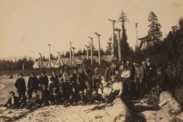 Các thành viên của Đoàn thám hiểm Harriman Alaska tại Làng Cape Fox, Alaska, năm 1899. Nhiếp ảnh gia Edward S. Custis, năm 1868-1952. Thư viện Quốc hội. (Ảnh: Tài liệu công cộng)