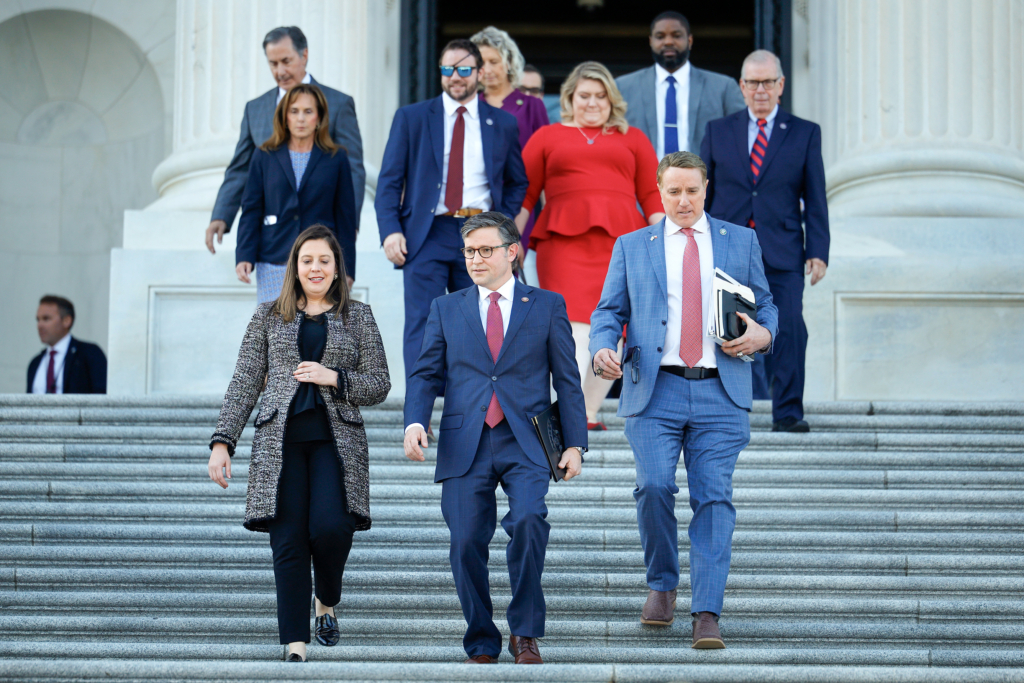 Tân Chủ tịch Hạ viện Mike Johnson (Cộng Hòa-Louisiana) (ở giữa) bước ra khỏi Tòa nhà Capitol Hoa Kỳ cùng với Dân biểu Elise Stefanik (Cộng Hòa-New York) (trái) và Dân biểu Pat Fallon (Cộng Hòa-Texas) trước khi trình bày, ở Hoa Thịnh Đốn, hôm 25/10/2023. (Ảnh: Chip Somodevilla/Getty Images)