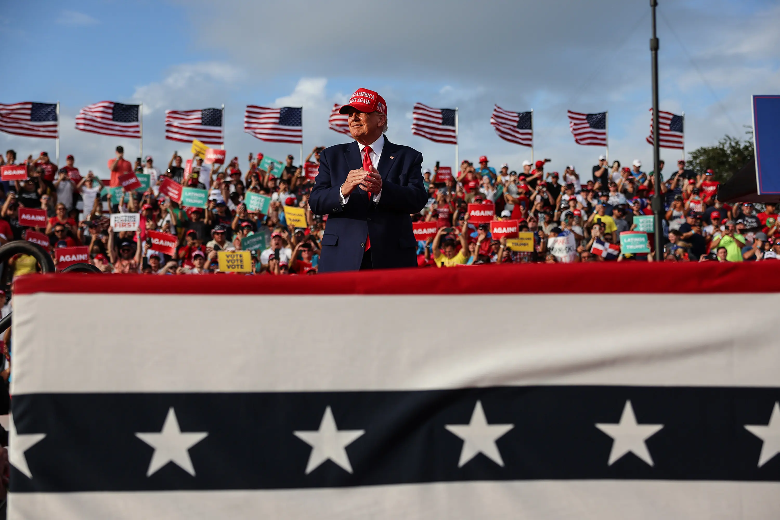 Cựu Tổng thống Donald Trump trình bày tại cuộc vận động tranh cử cho Thượng nghị sĩ Marco Rubio (Cộng Hòa-Florida) tại Hội chợ Quốc gia Miami-Dade ở Miami vào ngày 06/11/2022. (Ảnh: Joe Raedle/Getty Images)