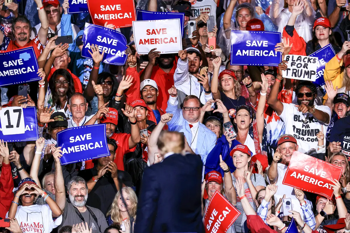 Những người ủng hộ cổ vũ cho Tổng thống Donald Trump tại một cuộc tập hợp tại York Family Farms ở Cullman, Alabama, vào ngày 21/08/2021.