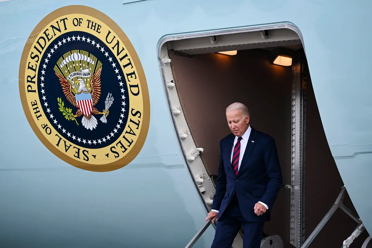 Tổng thống Joe Biden bước xuống Air Force One khi đến Căn cứ Liên hợp Elmendorf-Richardson ở Anchorage, Alaska, hôm 11/09/2023, sau các chuyến thăm Việt Nam và Ấn Độ