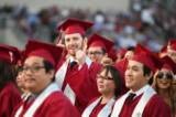 Sinh viên được cấp bằng tại Cao đẳng Thành phố Pasadena tham gia lễ tốt nghiệp ở Pasadena, California, vào ngày 14/06/2019. (Ảnh: Robyn Beck/AFP qua Getty Images)