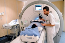 Một bệnh nhân chuẩn bị chụp MRI tại Trung tâm Oscar Lambret ở Lille miền bắc nước Pháp, một đơn vị y tế khu vực chuyên điều trị ung thư, vào ngày 06/02/2013. (Ảnh: Philippe Huguen/AFP/Getty Images)