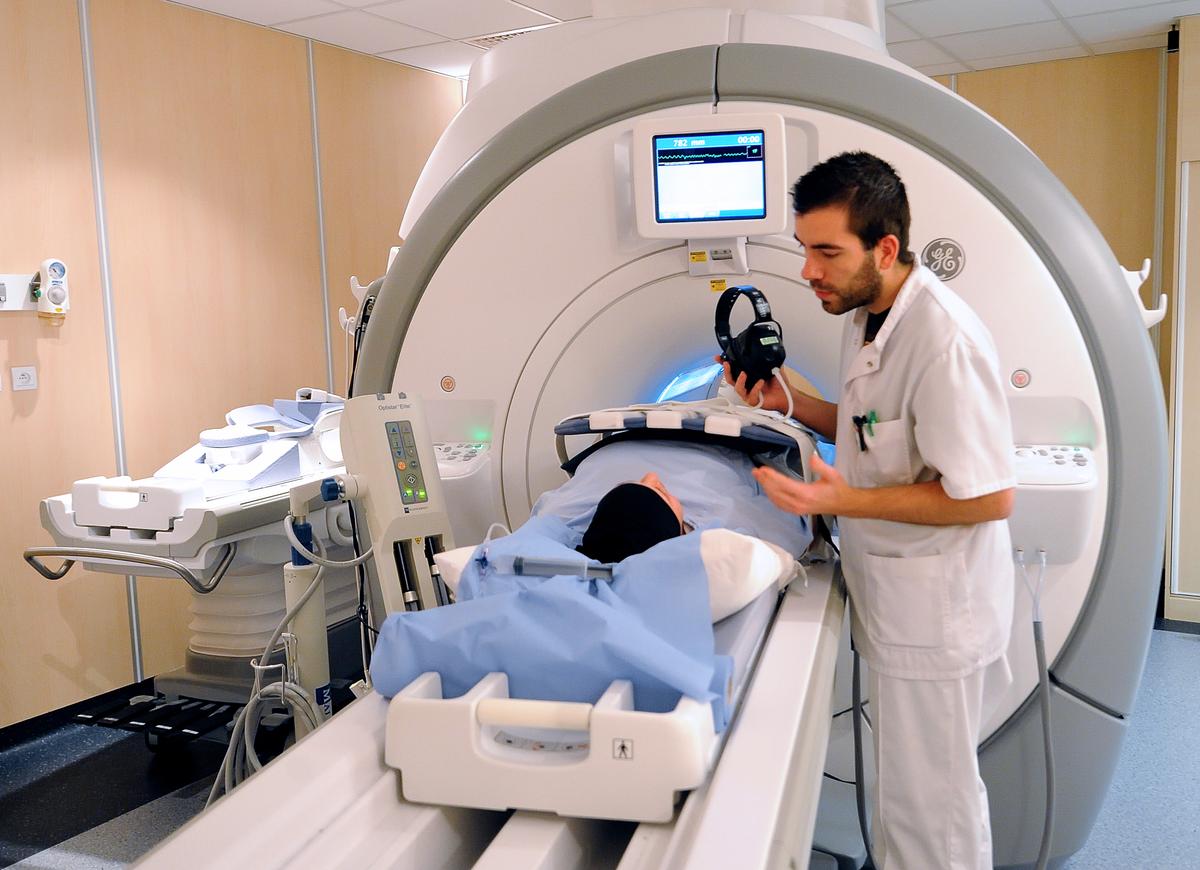 Một bệnh nhân chuẩn bị chụp MRI tại Trung tâm Oscar Lambret ở Lille miền bắc nước Pháp, một đơn vị y tế khu vực chuyên điều trị ung thư, vào ngày 06/02/2013. (Ảnh: Philippe Huguen/AFP/Getty Images)