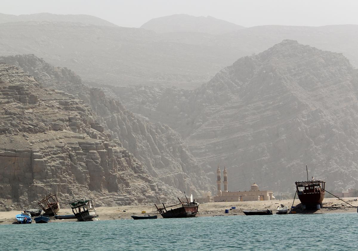 Những chiếc thuyền cũ đậu dọc theo eo biển Hormuz ngoài khơi bờ biển Oman vào ngày 13/03/2012. (Ảnh: Karim Sahib /AFP/Getty Images)