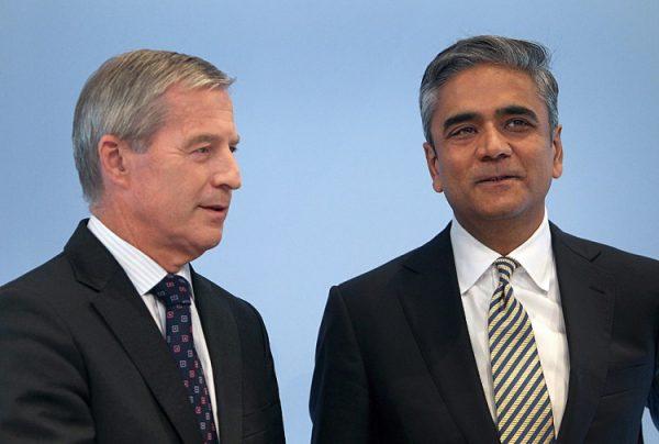 Ông Anshu Jain (phải) và ông Juergen Fitschen, đồng CEO của ngân hàng lớn nhất nước Đức Deutsche Bank, chụp hình trước khi trình bày trong một cuộc họp báo ở Frankfurt, vào ngày 11/09/2015. (Ảnh: Daniel Roland/AFP/GettyImages)