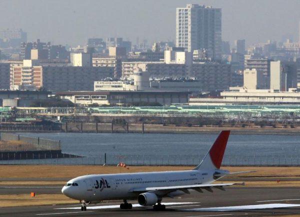 Một chiếc phi cơ chở khách đang chờ cất cánh tại phi trường quốc tế Tokyo. Phần lớn các phi cơ Nhật Bản đang phải đối mặt với vấn đề tài chính nghiêm trọng. (Ảnh: Junko Kimura/Getty Images)