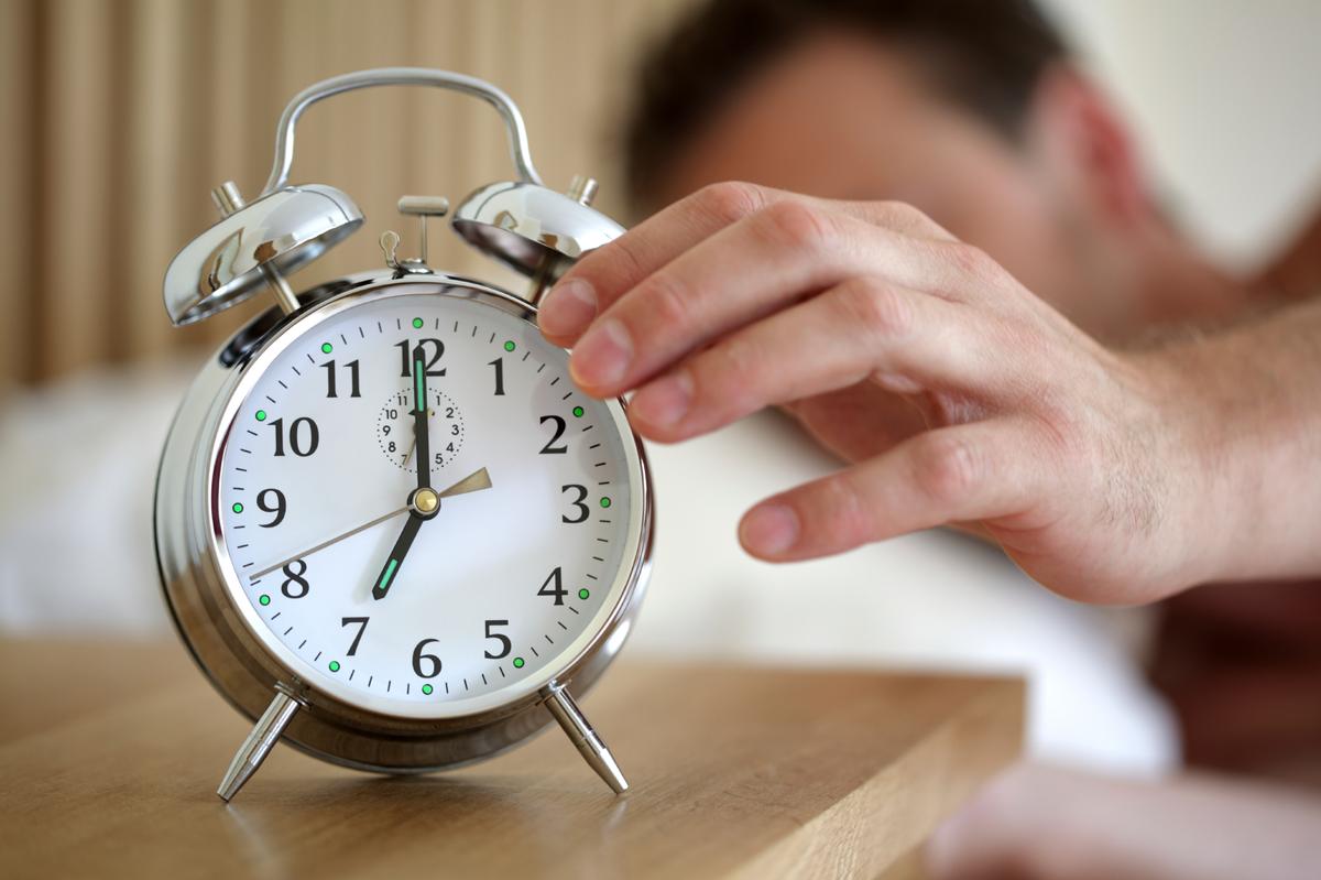 Tắt báo thức để ngủ tiếp? Khoa học nói gì về thói quen thức dậy buổi sáng của bạn
