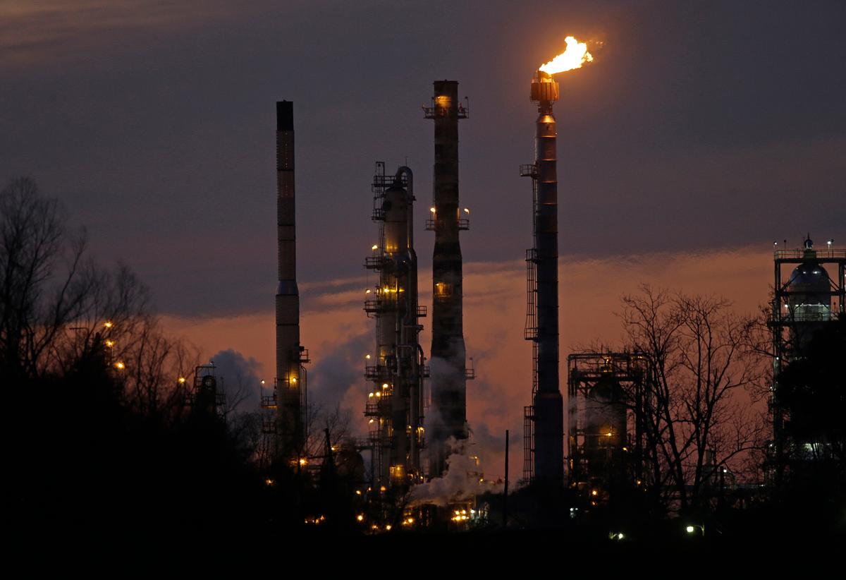 Các ống khói và khí đốt cháy từ nhà máy lọc dầu ExxonMobil vào lúc hoàng hôn ở St. Bernard Parish, Louisiana, hôm 13/02/2015. (Ảnh: Gerald Herbert/AP Photo)