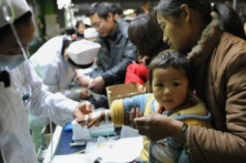 Trẻ em Trung Quốc cùng với cha mẹ được điều trị bệnh cúm tại bệnh viện ở Hợp Phì, tỉnh An Huy, phía đông Trung Quốc, vào ngày 08/01/2010. (Ảnh: STR/AFP/Getty Images)