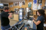 Nhân viên bán hàng ở Courtney Manuring giới thiệu khẩu súng bán tự động AR-15 cho người mua tại Action Target ở Springville, Utah, vào ngày 23/06/2016. (Ảnh: George Frey/Getty Images)