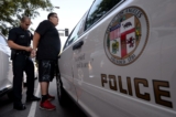 Cảnh sát bắt giữ một nghi phạm trong vụ trộm và hành hung ở trung tâm thành phố Los Angeles (Ảnh: Mark Ralston/AFP/Getty Images)