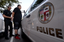 Cảnh sát bắt giữ một nghi phạm trong vụ trộm và hành hung ở trung tâm thành phố Los Angeles (Ảnh: Mark Ralston/AFP/Getty Images)