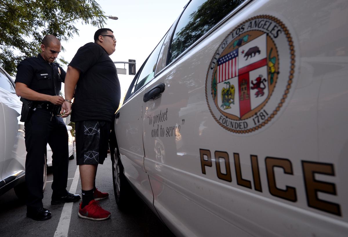 Cảnh sát bắt giữ một nghi phạm trong vụ trộm và hành hung ở trung tâm thành phố Los Angeles (Ảnh: Mark Ralston/AFP/Getty Images)