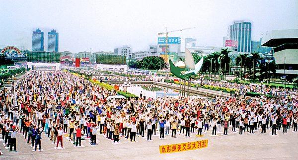 Hàng nghìn học viên Pháp Luân Công đang tập một trong năm bài công pháp, “Pháp Luân Trang Pháp,” ở Quảng Châu, miền nam Trung Quốc, vào năm 1998. (Ảnh: Handout)