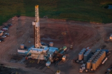 Một giàn khoan dầu từ trên không gần thành phố Watford, North Dakota, vào sáng sớm ngày 30/07/2013. (Ảnh: Andrew Burton/Getty Images)