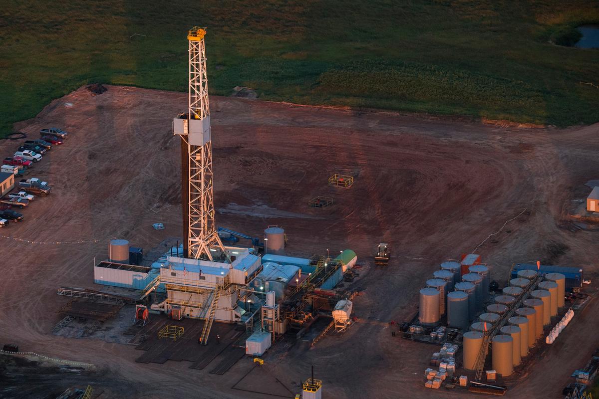 Một giàn khoan dầu từ trên không gần thành phố Watford, North Dakota, vào sáng sớm ngày 30/07/2013. (Ảnh: Andrew Burton/Getty Images)