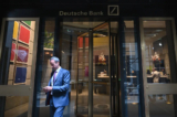 Một người đàn ông đang rời trụ sở Deutsche Bank tại Hoa Kỳ ở Thành phố New York vào ngày 08/07/2019. (Ảnh: Angela Weiss/AFP/Getty Images)