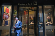 Một người đàn ông đang rời trụ sở Deutsche Bank tại Hoa Kỳ ở Thành phố New York vào ngày 08/07/2019. (Ảnh: Angela Weiss/AFP/Getty Images)