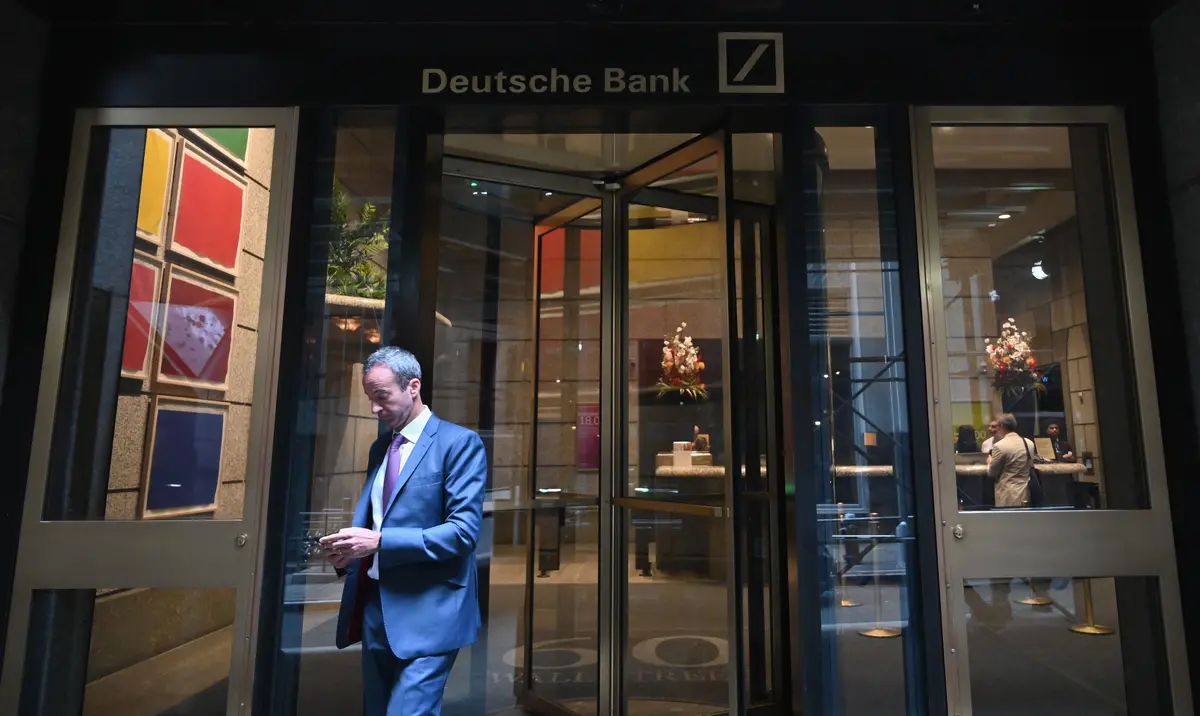 Một người đàn ông đang rời trụ sở Deutsche Bank tại Hoa Kỳ ở Thành phố New York vào ngày 08/07/2019. (Ảnh: Angela Weiss/AFP/Getty Images)