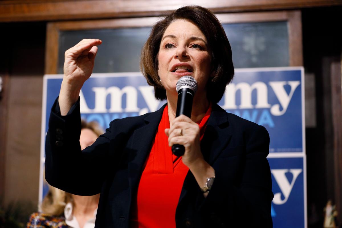 Ứng cử viên tổng thống của Đảng Dân Chủ, Thượng nghị sĩ Amy Klobuchar (Dân Chủ-Minnesota) nói chuyện khi dừng chân tại Corner Sundry ở Indianola, Iowa, vào ngày 06/12/2019. (Ảnh: Charlie Neibergall/AP Photo)