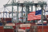 Các container vận chuyển của Trung Quốc được đặt bên cạnh một lá quốc kỳ Mỹ sau khi được dỡ hàng tại Cảng Los Angeles ở Long Beach, California, hôm 14/05/2019. (Ảnh: Mark Ralston/AFP qua Getty Images)