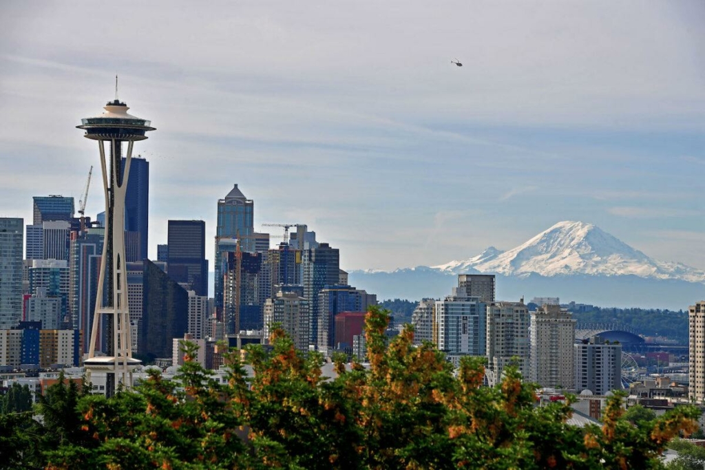 Toàn cảnh đường chân trời Seattle và núi Rainier nhìn từ Công viên Kerry ở Seattle vào ngày 09/06/2019. (Ảnh: Donald Miralle/Getty Images cho Rock'n'Roll Marathon)