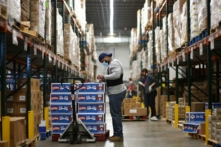 Một nhân viên tại Ngân hàng Thực phẩm Rockies lấy các hộp thực phẩm trong kho của họ để phân phát cho những người có nhu cầu trước Lễ Tạ Ơn ở Denver, Colorado, hôm 25/11/2020. (Ảnh: Kevin Mohatt/Reuters)