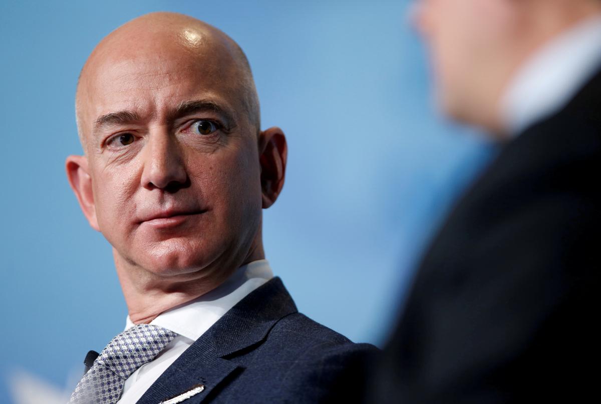 Ông Jeff Bezos, người sáng lập và Tổng Giám đốc của Amazon, giao lưu trong phần đọc diễn văn trước những người tham dự tại hội nghị SATELLITE 2017 của Access Intelligence ở Hoa Thịnh Đốn vào ngày 07/03/2017. (Ảnh: Joshua Roberts/Reuters)