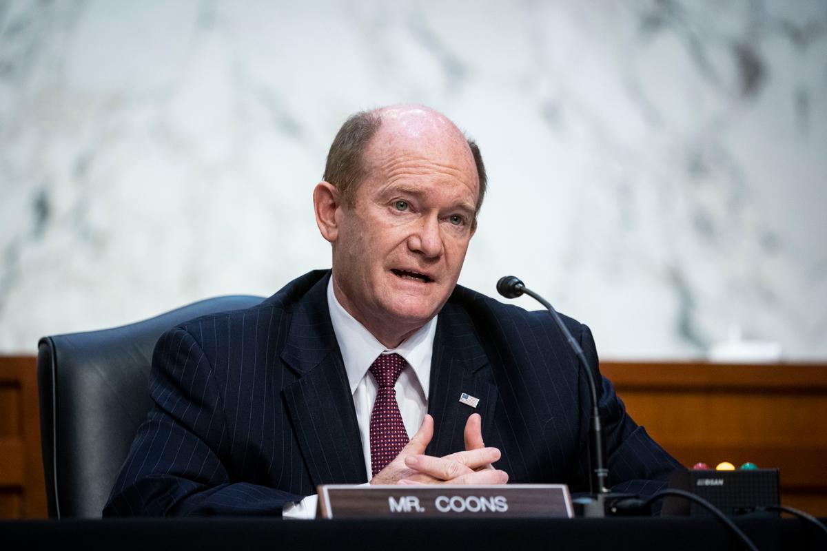 Thượng nghị sĩ Chris Coons (Dân Chủ-Delaware) trong một phiên điều trần tại Capitol Hill ở Hoa Thịnh Đốn vào ngày 22/02/2021. (Ảnh: Demetrius Freeman/The Washington Post/AFP qua Getty Images)