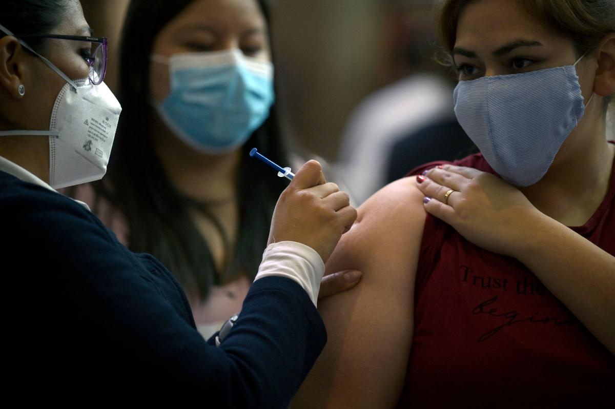 Một phụ nữ trẻ nhận được liều vaccine AstraZeneca đầu tiên ngừa COVID-19 tại Thành phố Mexico, vào ngày 10/08/2021. (Ảnh: Alfredo Estrella/AFP qua Getty Images)