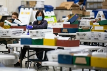 Nhân viên Văn phòng Ghi danh Bầu cử Los Angeles xử lý các phiếu bầu qua đường bưu điện ở Pomona, California, vào ngày 31/08/2021. (Ảnh: John Fredricks/The Epoch Times)