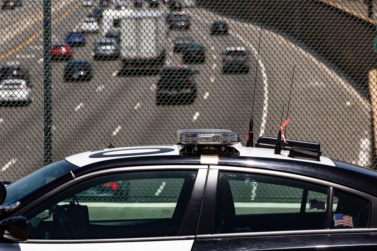 Lực lượng tuần tra xa lộ California cảnh báo về các vụ đụng xe và cướp trên đường