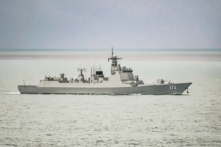 Một khu trục hạm hỏa tiễn dẫn đường lớp Lữ Dương của Hải quân Quân Giải phóng Nhân dân Trung Quốc rời eo biển Torres và tiến vào Biển San hô vào ngày 18/02/2022. (Ảnh: Được cung cấp/Bộ Quốc phòng Australia)