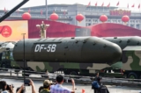 Xe quân sự mang phi đạn xuyên lục địa DF-5B tham gia cuộc duyệt binh tại Quảng trường Thiên An Môn ở Bắc Kinh vào ngày 01/10/2019. (Ảnh: Greg Baker/AFP qua Getty Images)