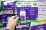 Các dạng đóng gói chất bổ sung melatonin trong một bức ảnh không ghi ngày tháng. (Ảnh: TonelsonProductions/Shutterstock)