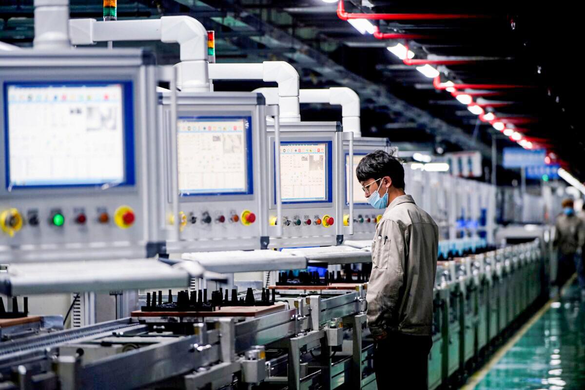 Một nhân viên làm việc trên dây chuyền sản xuất của nhà sản xuất pin xe điện Octillion ở Hợp Phì, tỉnh An Huy, Trung Quốc, hôm 30/03/2021. (Ảnh: Aly Song/Reuters)