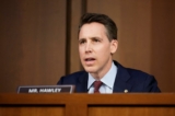 Thượng nghị sĩ Josh Hawley (Cộng Hòa-Missouri) có bài diễn thuyết trong phiên điều trần xác nhận của Ủy ban Tư pháp Thượng viện dành cho Thẩm phán được đề cử của Tối cao Pháp viện Ketanji Brown Jackson trong Tòa nhà Văn phòng Thượng viện Hart tại Capitol Hill ở Hoa Thịnh Đốn, vào ngày 21/03/2022. (Ảnh: Drew Angerer/Getty Images)