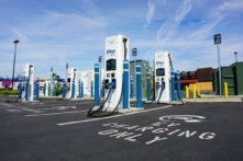 Một trạm EVGo để sạc xe điện ở Irvine, California, ngày 25/03/2022. (Ảnh: John Fredricks/The Epoch Times)