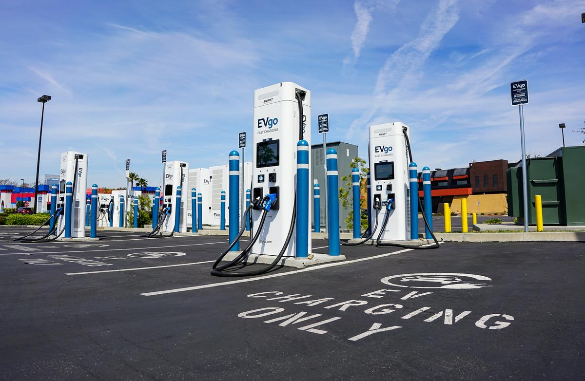 Một trạm EVGo để sạc xe điện ở Irvine, California, ngày 25/03/2022. (Ảnh: John Fredricks/The Epoch Times)
