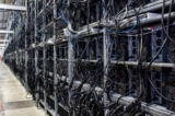 Các máy ‘đào’ bitcoin trong nhà kho tại một cơ sở khai thác ở Rockdale, Texas, hôm 10/10/2021. (Ảnh: Mark Felix/AFP/Getty Images/TNS)