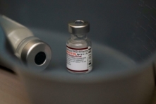 Một lọ vaccine COVID-19 của Pfizer ở Seattlea, ảnh chụp ngày 21/06/2022. (Ảnh: David Ryder/Getty Images)