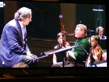 Nhạc trưởng đại tài Riccardo Muti (trái) và Dàn nhạc Cherubini Youth của ông, cùng nhạc công chơi bassoon David McGill vào tháng 07/2016. (Ảnh: RAI Italian Television)