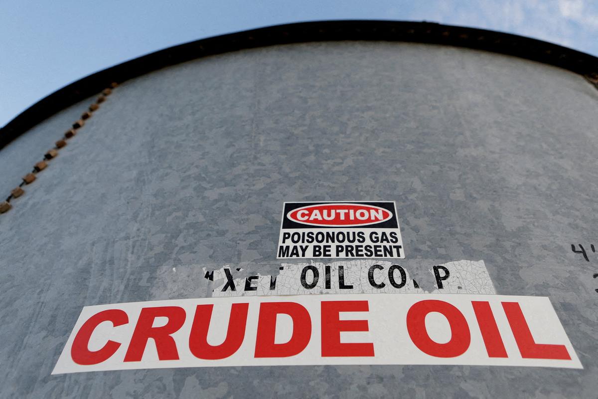 Nhãn dán ghi chữ “dầu thô” trên thành một bể chứa ở lưu vực Permian tại Mentone, Loving County, Texas, Hoa Kỳ, ngày 22/11/2019. (Ảnh: Angus Mordant/Reuters)