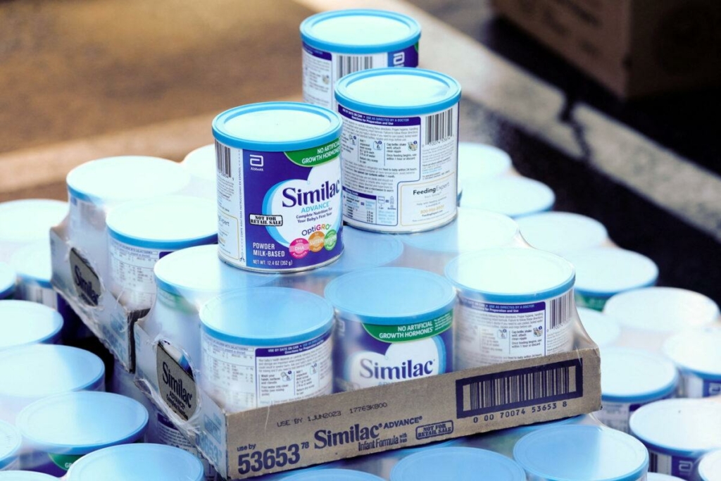 Một lô sữa bột Similac dành cho trẻ sơ sinh tại một điểm phân phối thực phẩm dành cho lái xe đi ngang qua do Ngân hàng Thực phẩm Khu vực Los Angeles ở West Covina, California, tổ chức vào hôm 29/12/2020. (Ảnh: Bing Guan/Reuters)