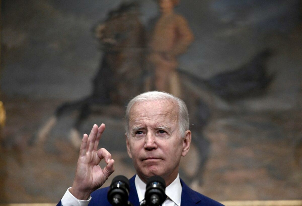 Tổng thống Joe Biden thông báo trợ giúp khoản nợ sinh viên tại Phòng Roosevelt của Tòa Bạch Ốc tại Hoa Thịnh Đốn hôm 24/08/2022. (Ảnh: Olivier Douliery/AFP qua Getty Images)