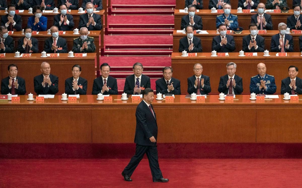Lãnh đạo Trung Quốc Tập Cận Bình (giữa) được các thành viên cấp cao của Đảng Cộng sản Trung Quốc và các đại biểu vỗ tay khi ông bước lên bục đọc diễn văn trong lễ khai mạc Đại hội Toàn quốc lần thứ 20 tại Bắc Kinh hôm 16/10/2022. (Ảnh: Kevin Frayer/Getty Images)